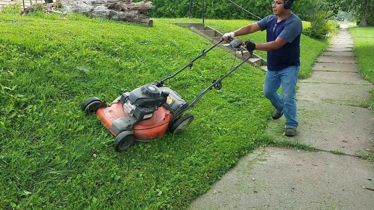 cuidados de una cortadora de pasto inalámbrica en terrenos inclinados